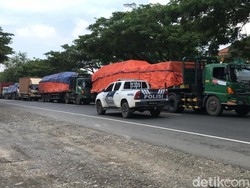 Jalur Pantura Rembang-Pati Macet Parah Siang Ini!