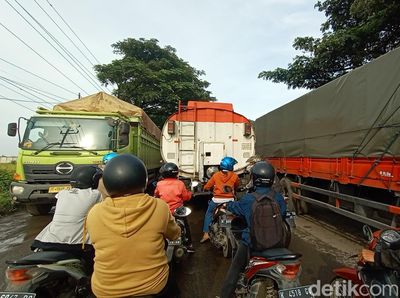 Penampakan Jalur Pantura Pati Macet Parah