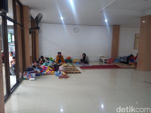 Mendengar Suara Keluh Kesah Pengungsi Banjir Subang Mendengar Suara Keluh Kesah Pengungsi Banjir Subang