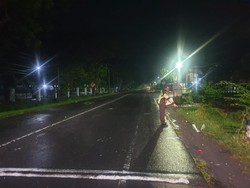 Brak! Biker Tewas Tabrak Bus Sugeng Rahayu di Depan Polsek Maospati Magetan