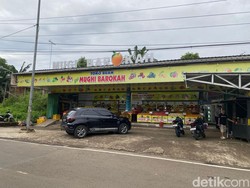 Pemilik Toko Buah di Depok Takut Melerai Saat Pria Berbaju TNI Hajar Pemotor