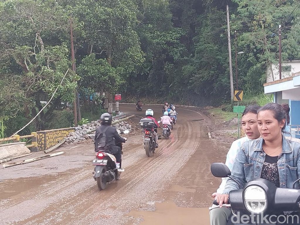 Akses Jalur Utama Malang-Kediri Dibuka Setelah 21 Jam Tertutup Longsor