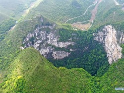 Wow! Ada Lubang Raksasa di China yang Isinya Hutan Purba