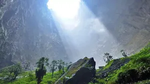 Penampakan Lubang Surgawi Raksasa, Isinya Hutan Purba