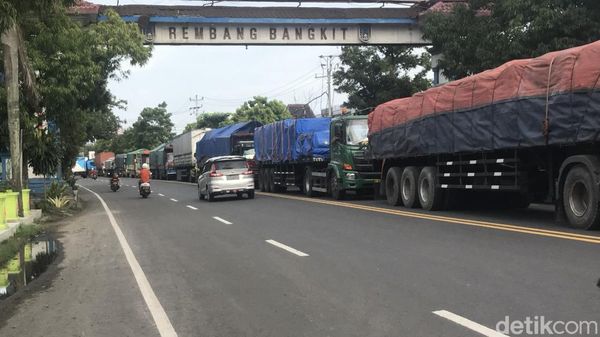 Potret Jalur Pantura Rembang Macet Parah