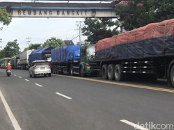 Macet Parah di Pantura Rembang-Pati gegara Perbaikan Jalan dan Genangan