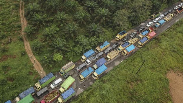 Foto udara antrean kendaraan yang didominasi truk bermuatan batu bara saat terjebak kemacetan di Jalan Lintas Sarolangun-Muara Tembesi, Batanghari, Jambi, Rabu (1/3/2023). Ribuan kendaraan terjebak macet parah hingga 20 jam karena truk bermuatan batu bara masih diizinkan melewati jalan nasional setempat. ANTARA FOTO/Wahdi Septiawan/aww.