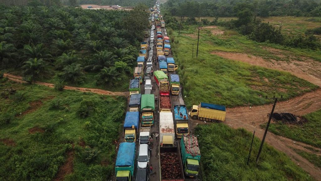 Macet 20 Jam di Jambi Gegara Truk Batu Bara Macet 20 Jam di Jambi Gegara Truk Batu Bara