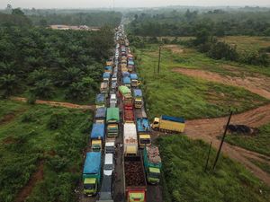 Penampakan Kemacetan di Jambi, Mengular Hingga 15 Km Penampakan Kemacetan di Jambi, Mengular Hingga 15 Km