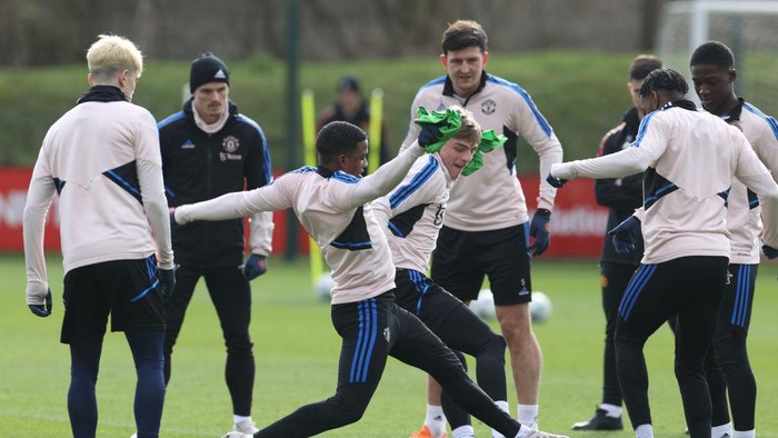 MANCHESTER, ENGLAND - FEBRUARY 27   Tyrell Malacia & Brandon Williams of Manchester United in action during a first team training session at Carrington Training Ground on February 27, 2023 in Manchester, England. (Photo by Matthew Peters/Manchester United via Getty Images)