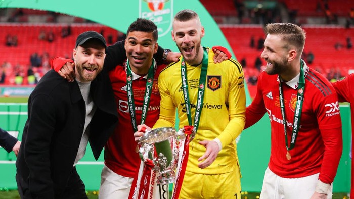 LONDON, ENGLAND - FEBRUARY 26: Manchester United players pose with the trophy after the Carabao Cup Final match between Manchester United and Newcastle United at Wembley Stadium on February 26, 2023 in London, England. (Photo by James Gill - Danehouse/Getty Images)