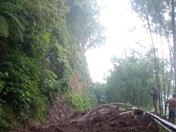 Jalur Pujon Tertutup Longsor, Akses Malang-Kediri Masih Ditutup