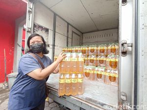 Pedagang di Pasar Templek Kota Blitar Digelontor Stok Minyakita