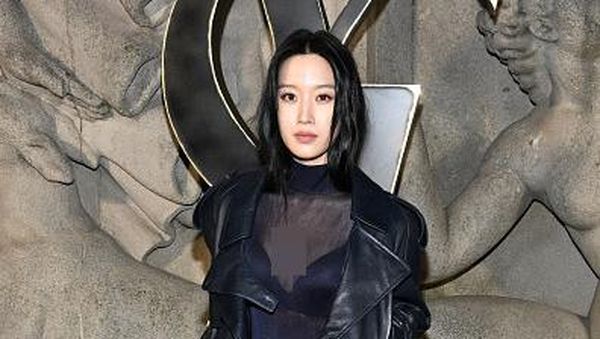 7 Foto Moon Ga Young Pakai Busana Transparan di Paris Fashion Week 2023