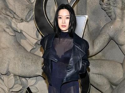7 Foto Moon Ga Young Pakai Busana Transparan di Paris Fashion Week 2023