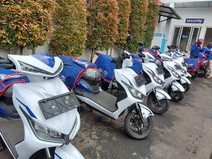 Pelan-pelan, Kurir TIKI Mau Kirim Paket Pakai Motor Listrik