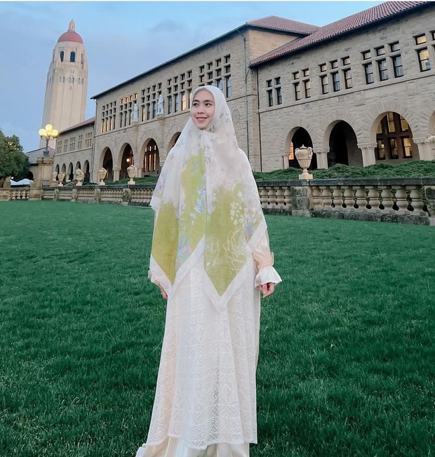 artis indonesia yang punya yayasan sosial