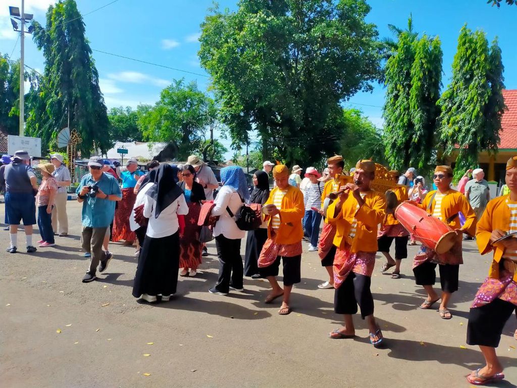 Kunjungi Sumenep, Wisatawan Asing Belajar Membuat Batik hingga Keris Kunjungi Sumenep, Wisatawan Asing Belajar Membuat Batik hingga Keris