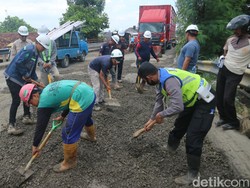 Jalur Pantura Macet Parah, Lubang di Jembatan Juwana Lama Pati Ditambal