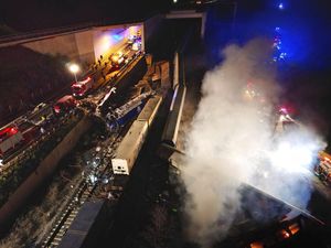 Korban Tewas Tabrakan 2 Kereta di Yunani Bertambah Jadi 32 Orang Korban Tewas Tabrakan 2 Kereta di Yunani Bertambah Jadi 32 Orang