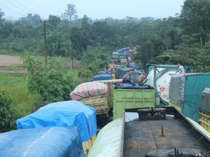 Macet Total 22 Jam di Batanghari, Arus Lalin ke Jambi Dialihkan Macet Total 22 Jam di Batanghari, Arus Lalin ke Jambi Dialihkan