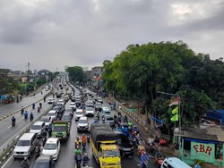 Penampakan Macet Panjang di Kampung Melayu Arah Tebet Pagi Ini