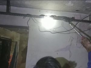 Geger! Ular Sawo Melilit di Besi Atap Rumah Warga Sukabumi Geger! Ular Sawo Melilit di Besi Atap Rumah Warga Sukabumi
