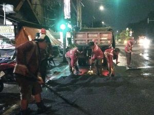 Ketemu Jalan Berlubang di Surabaya, Lapor Saja! 1x24 Jam Akan Ditangani Ketemu Jalan Berlubang di Surabaya, Lapor Saja! 1x24 Jam Akan Ditangani