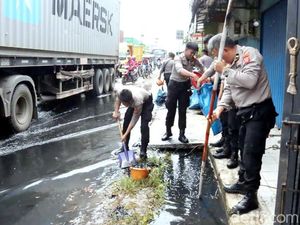 Banjir yang Merendam Jalur Pantura Karawang Mulai Surut