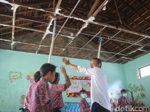 Bruk! Plafon Ruang Kelas SDN Bogotanjung Pati Ambruk saat Siswa Belajar