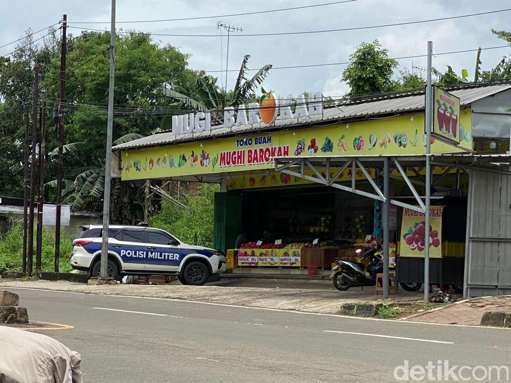 Polisi Militer Datangi Toko Buah Lokasi Pria Berbaju TNI Pukul Orang