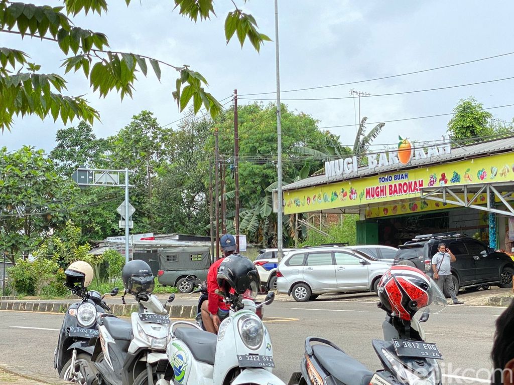 Polisi militer datangi toko buah yang jadi lokasi video viral pria berseragam TNI pukul orang, di Leuwinanggung, Tapos, Depok, Jawa Barat, 1 Maret 2023. (Devi Puspitasari/detikcom)