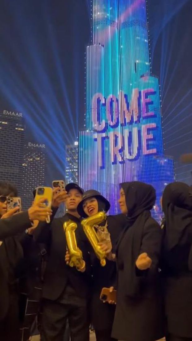 Potret Gen Halilintar Rayakan Sweet Seventeen Fateh di Burj Khalifa Potret Gen Halilintar Rayakan Sweet Seventeen Fateh di Burj Khalifa.