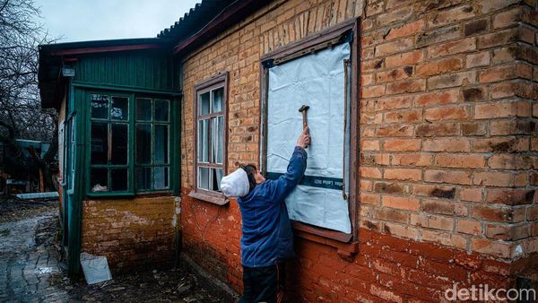 Potret Nenek di Ukraina Perbaiki Rumah yang Rusak Diserang Rusia