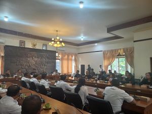 Puluhan Pedagang Pasar Anyar Geruduk Rumah Jabatan Bupati Buleleng