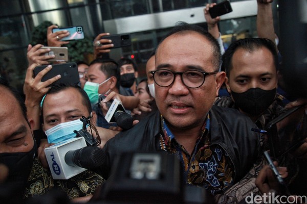 Rafael Alun Keluar dari KPK Usai Diperiksa 8,5 Jam soal Harta Rp 56 M Rafael Alun Trisambodo telah selesai menjalani pemeriksaan terkait Laporan Harta Kekayaan Penyelenggara Negara (LHKPN) miliknya senilai Rp 56 miliar.