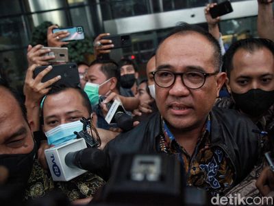 Rafael Alun Keluar dari KPK Usai Diperiksa 8,5 Jam soal Harta Rp 56 M