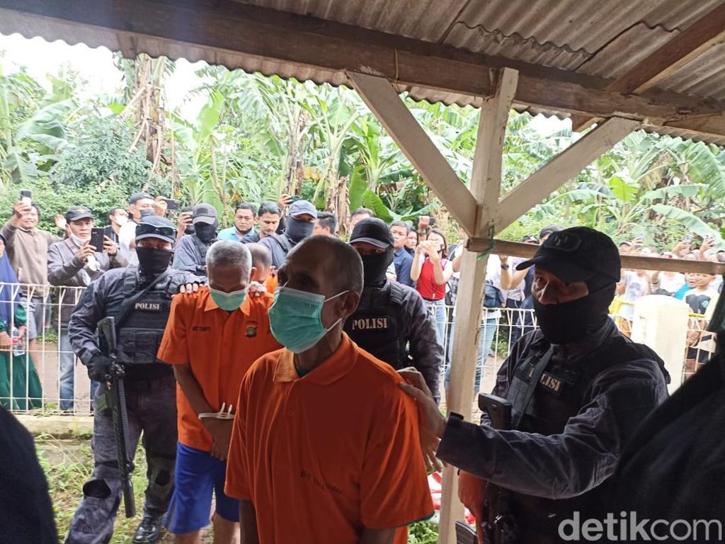 Rekonstruksi Serial Killer di Bekasi, Wowon cs Disoraki Warga