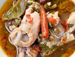 Resep Asem-asem Ayam Kampung yang Pedas Segar Kuahnya