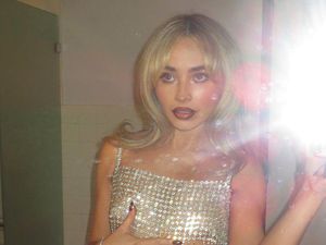 Sabrina Carpenter Digosipkan Pacari Shawn Mendes, Serasi Saat Jalan Bareng Sabrina Carpenter Digosipkan Pacari Shawn Mendes, Serasi Saat Jalan Bareng