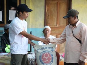 Relawan Ganjar Lampung Bantu Perbaiki Jalan Rusak di Desa Sinar Banten