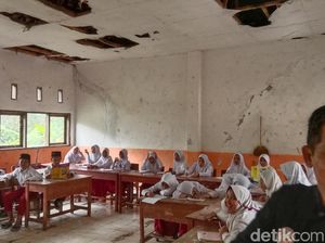 Penampakan SD di Klungkung Bali, Atap Kelas Bolong Bertahun-tahun Penampakan SD di Klungkung Bali, Atap Kelas Bolong Bertahun-tahun