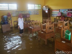 SDN 2 Banjarsari Pati Terendam Banjir, Siswa Terpaksa Belajar dari Rumah