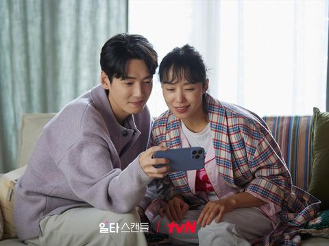Selain Jeon Do Yeon, Crash Course in Romance juga dibintangi oleh Jung Kyung Ho. Dua selebriti ini sukses menciptakan chemistry ibu warteg dan tutor tampan yang bikin penggemar baper. Foto:instagram.com/tvn_drama/