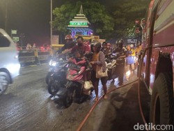 Teror Jutaan Laron Bikin Pemotor di Jembatan Kali Porong Berjatuhan