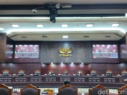 Pelapor Kasus Sulap Putusan MK Serahkan Keppres Pemberhentian Aswanto