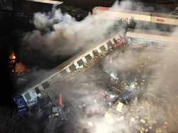 Horor Adu Banteng Kereta Vs Kereta di Yunani Tewaskan 26 Orang