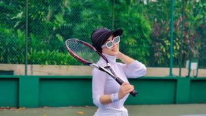 9 Gaya Hijab Syahrini Saat Main Tenis, Pakai Raket 134 Juta
