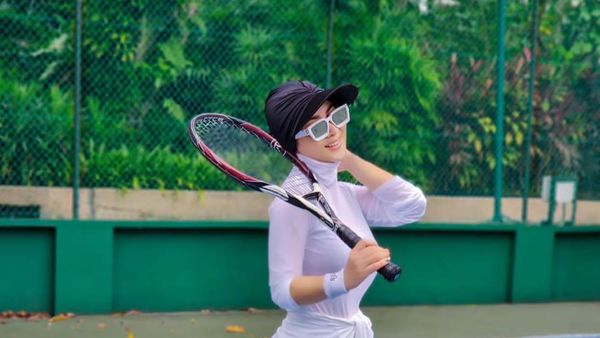 9 Gaya Hijab Syahrini Saat Main Tenis, Pakai Raket 134 Juta