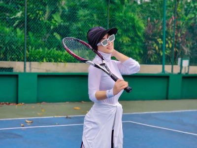 9 Gaya Hijab Syahrini Saat Main Tenis, Pakai Raket 134 Juta